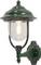 Klasyczna lampa ścienna do użytku na zewnątrz w ciemnozielonym, wypolerowanym kolorze, wyposażona w przezroczystą, kopułową szybę, wewnątrz której znajduje się świecąca żarówka, zamocowana na ozdobnym uchwycie.