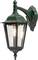 Zewnętrzna lampa ścienna z zieloną metalową ramą i przezroczystymi szybkami, świecąca za pomocą jednej widocznej żarówki wewnątrz.