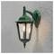 Zielona, vintage'owa lampa ścienna do użytku na wolnym powietrzu z włączonymi żarówkami, zamontowana na teksturowanej, jasnej ścianie.