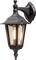 Czarna metalowa lampa ścienna w stylu tradycyjnym do użytku na zewnątrz, wyposażona w przezroczyste szklane panele i żarówkę wewnątrz, zamocowana na ozdobnym uchwycie.
