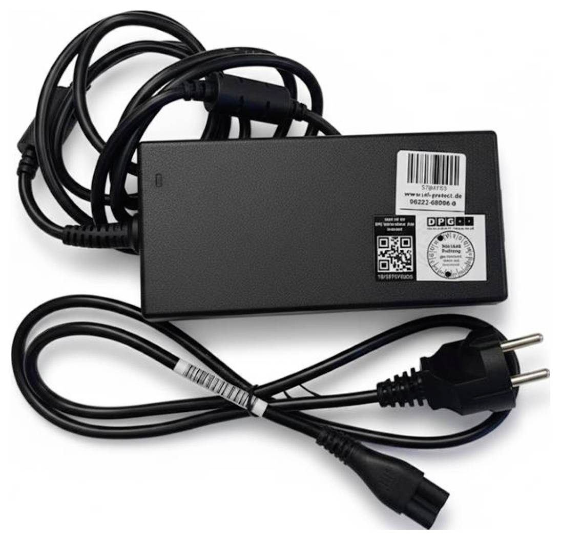 Czarny adapter zasilający z wtyczką europejską, kodem kreskowym i etykietami certyfikacyjnymi, przeznaczony do urządzeń elektronicznych.