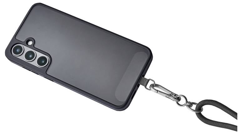 Smartfon w czarnej obudowie z trzema tylnymi aparatami, przymocowany do smyczy za pomocą metalowego klipsa.
