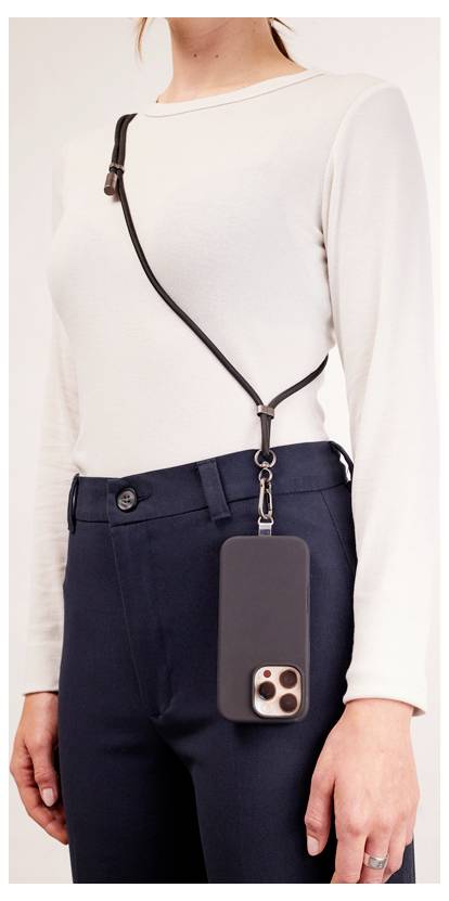Osoba nosi pasek na ramię, na którym znajduje się smartfon w czarnym etui, podkreślając rozwiązanie umożliwiające przenoszenie telefonu bez użycia rąk.
