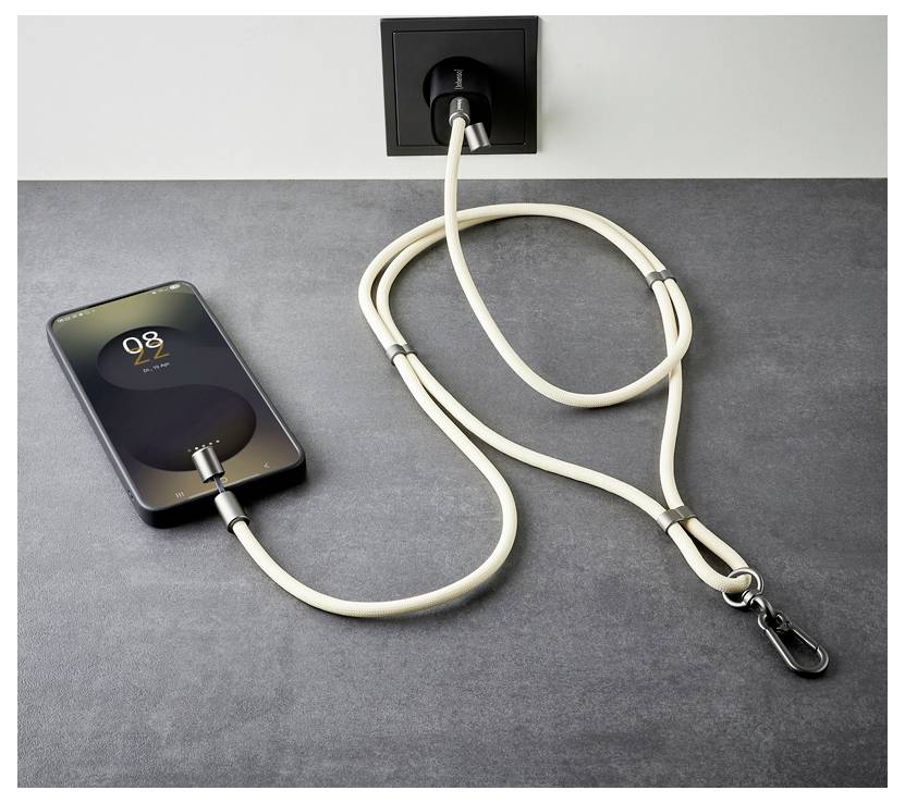 Telefon z karabińczykiem przyczepionym do gniazdka elektrycznego, naładowany w 82%.