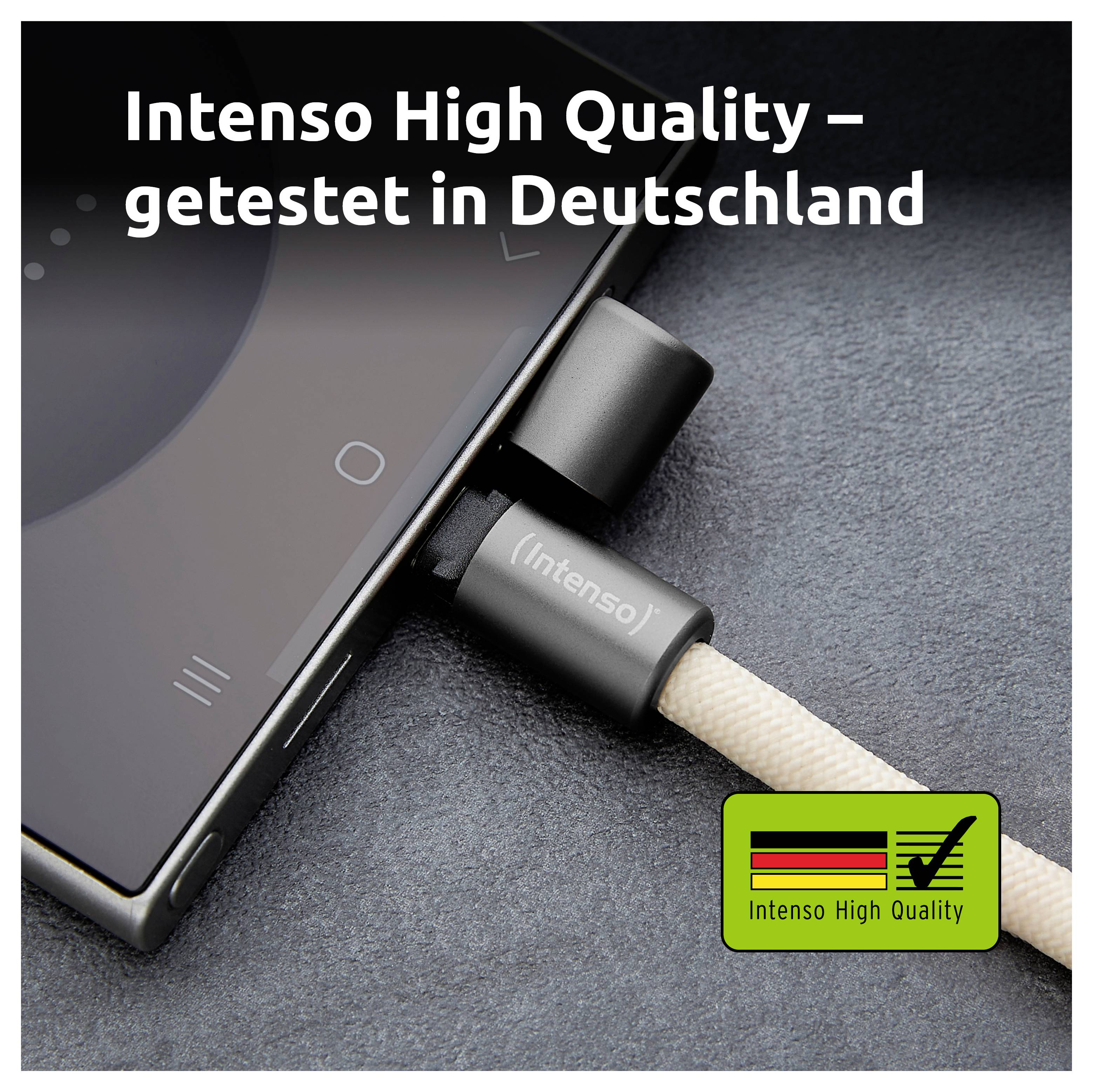Czarny smartfon z podłączonym kablem ładującym. Tekst nad urządzeniem głosi „Intenso High Quality – testowane w Niemczech", z certyfikowaną etykietą.