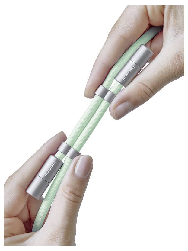 Dwie ręce trzymające elastyczny przewód w kolorze jasnej zieleni z metalowymi złączkami, na których każda widnieje słowo 'Microsoft'.