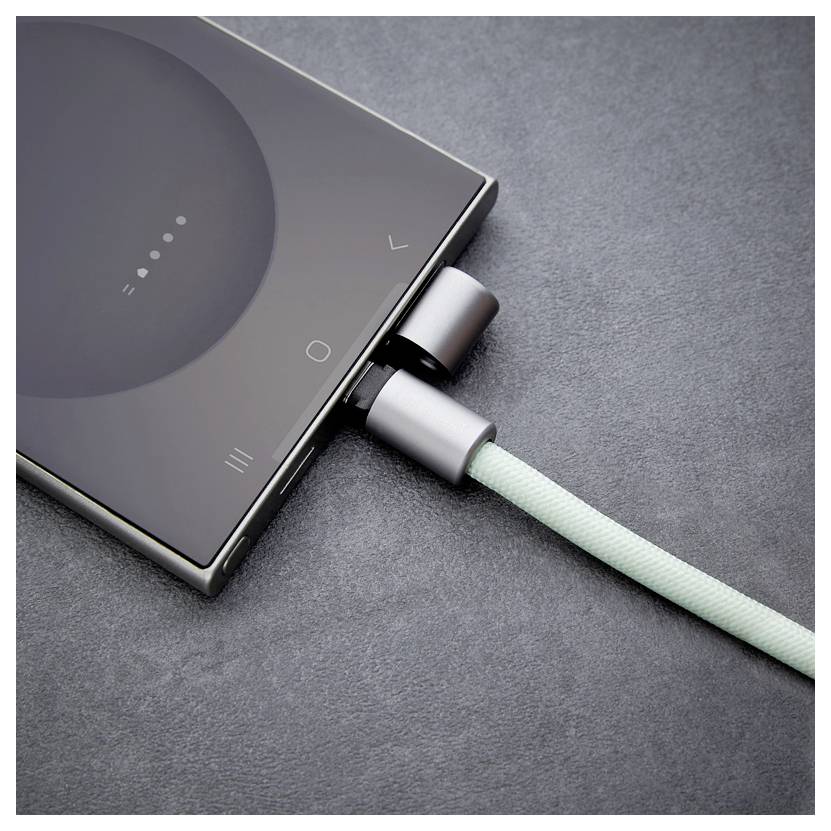 Smartfon ładujący się przy pomocy szarego, plecionego kabla podłączonego do urządzenia. Na ekranie telefonu widoczna jest ikona ładowania z kropkami.