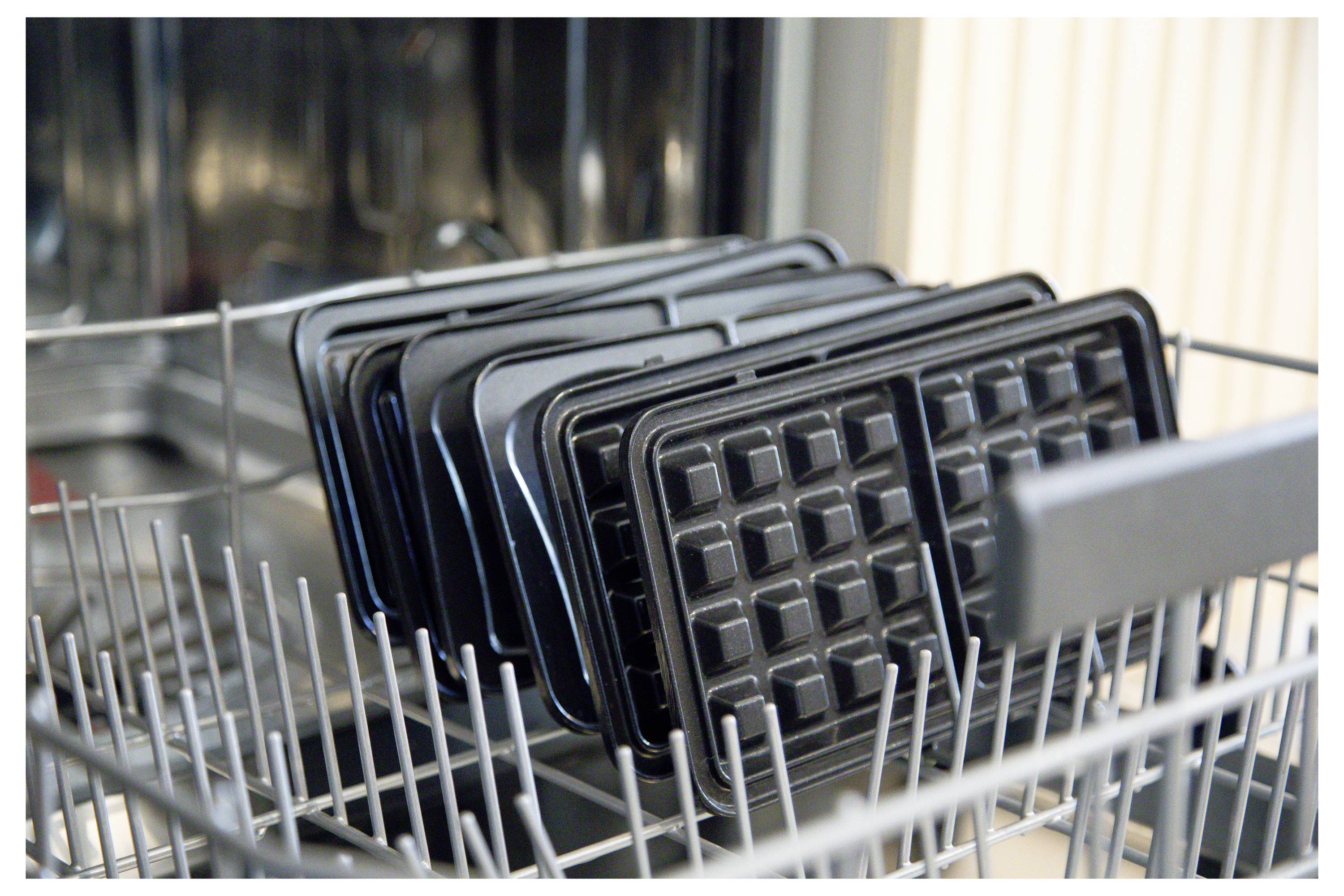 Płyty gofrownika są umieszczane wewnątrz kosza zmywarki do czyszczenia.