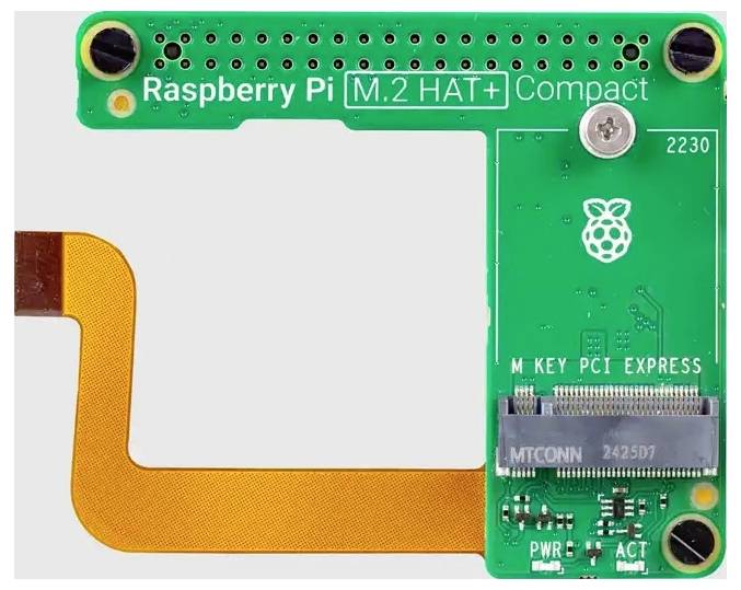 Na zielonej płytce drukowanego obwodu wydrukowano napis 'Raspberry Pi M.2 HAT+ Compact' z gniazdem PCI Express i podłączonym elastycznym przewodem wstążkowym.