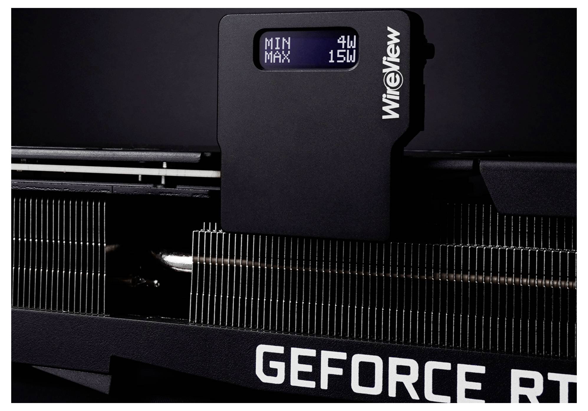 Karta graficzna GeForce RTX z małym wyświetlaczem cyfrowym pokazującym 'MIN 4W MAX 15W', prawdopodobnie wskazująca statystyki zużycia energii.