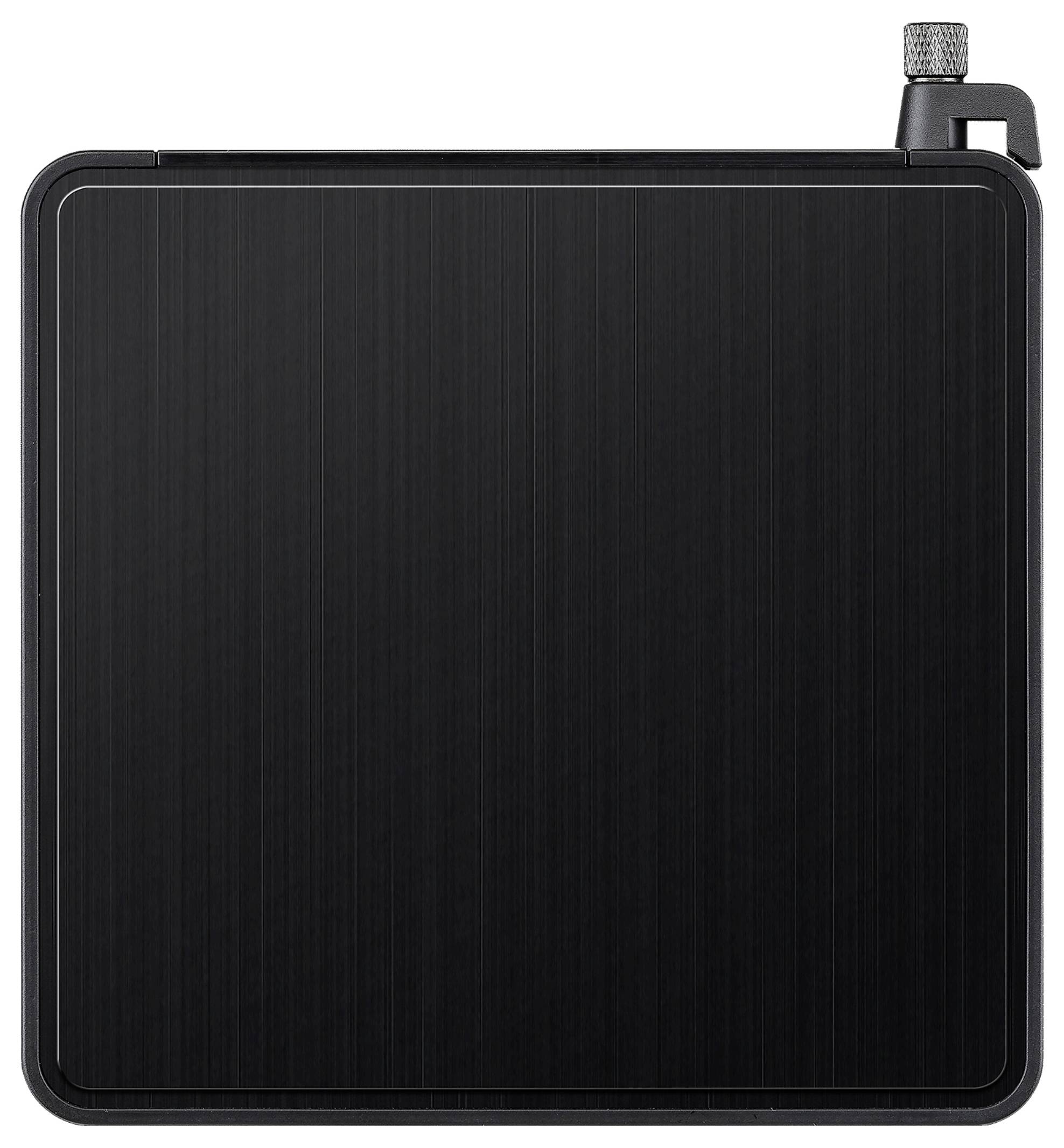 Smukła, kwadratowa, czarna piersiówka z metalowym, teksturowanym wykończeniem, posiadająca nakrętkę umieszczoną w prawym górnym rogu.