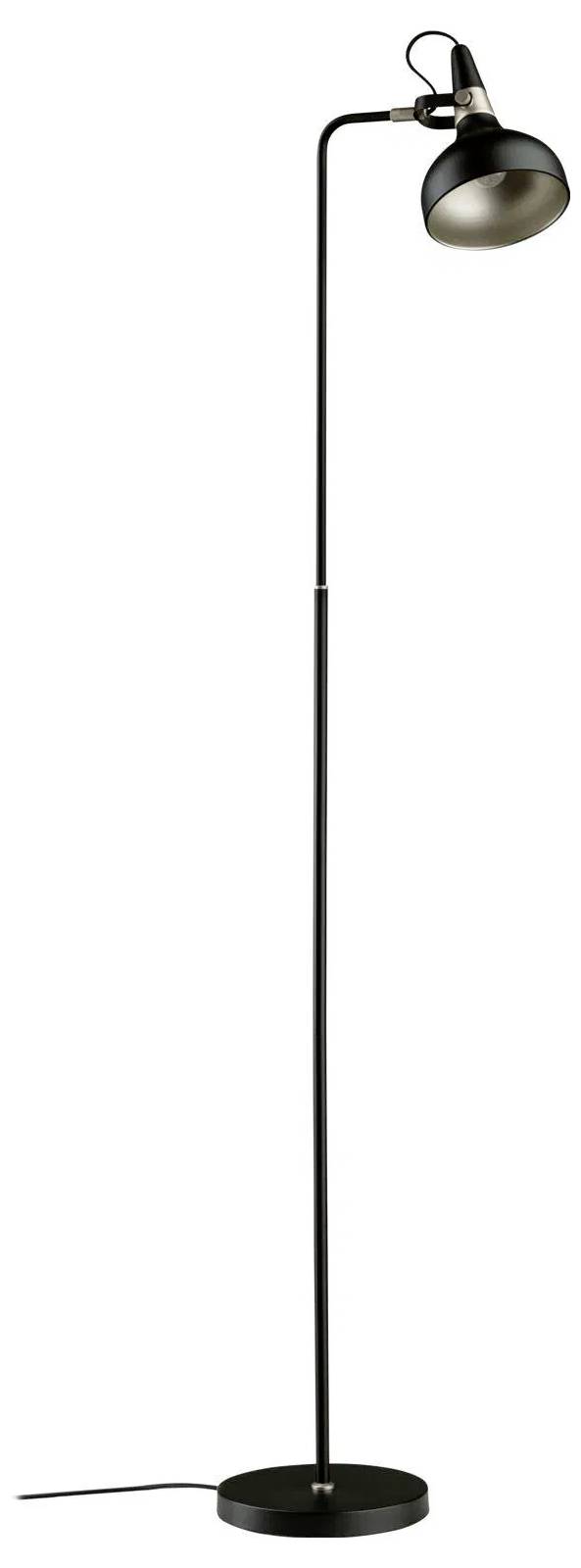 Wysoka, smukła czarna lampa podłogowa z okrągłą podstawą i regulowaną głowicą reflektorka, przeznaczona do ukierunkowanego oświetlenia w pomieszczeniu.
