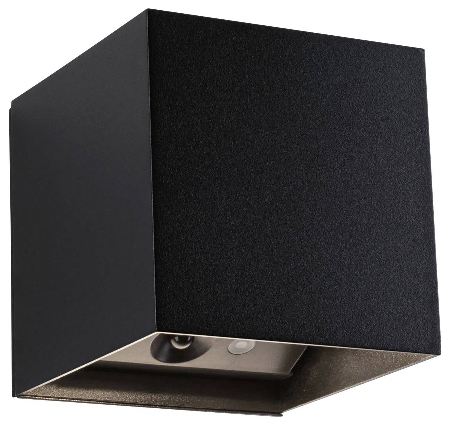 Czarna, sześcienna lampa ścienna o minimalistycznym wzornictwie, wyposażona w otwór na świat­ło skierowany w dół, służący do oświetlenia.