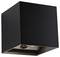 Czarna, sześcienna lampa ścienna o minimalistycznym wzornictwie, wyposażona w otwór na świat­ło skierowany w dół, służący do oświetlenia.