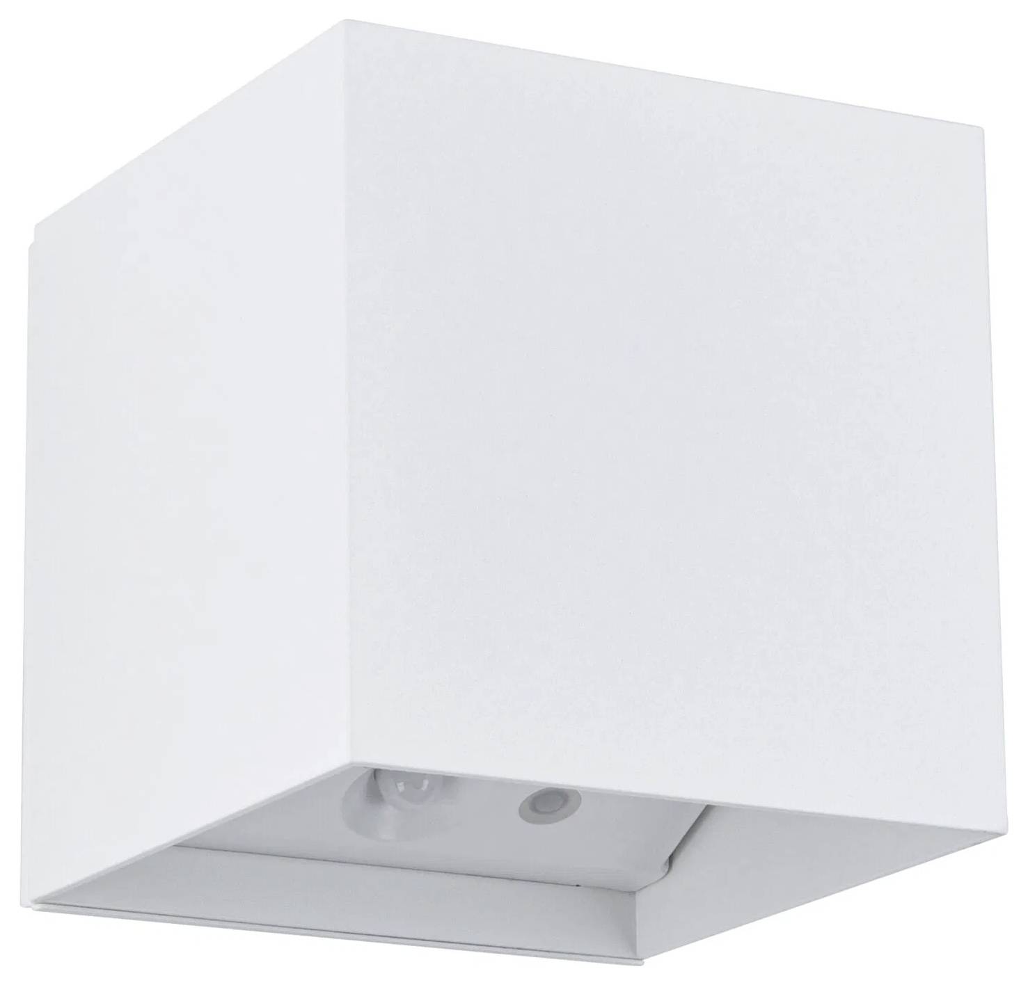Minimalistyczny kinkiet ścienny w kształcie białego sześcianu, ukazany z lekkiej perspektywy pod skosem.