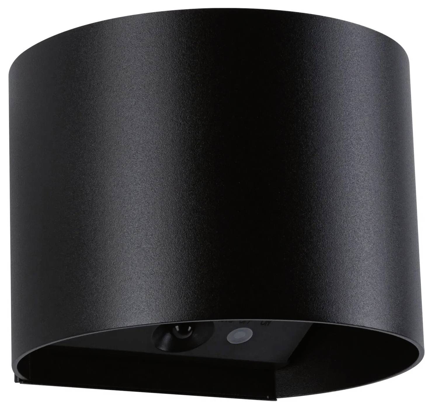 Czarna cylindryczna lampa ścienna o minimalistycznym designie, odpowiednia do nowoczesnych wnętrz.