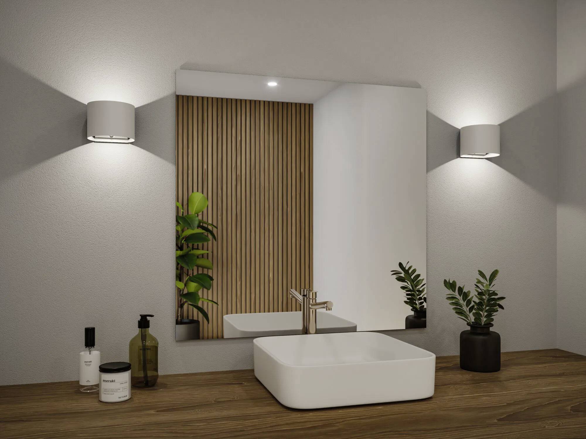 Nowoczesna łazienka z kwadratową umywalką, dużym lustrem i drewnianym blatem. Dwie doniczki z roślinami oraz dozowniki do mydła są starannie rozmieszczone.