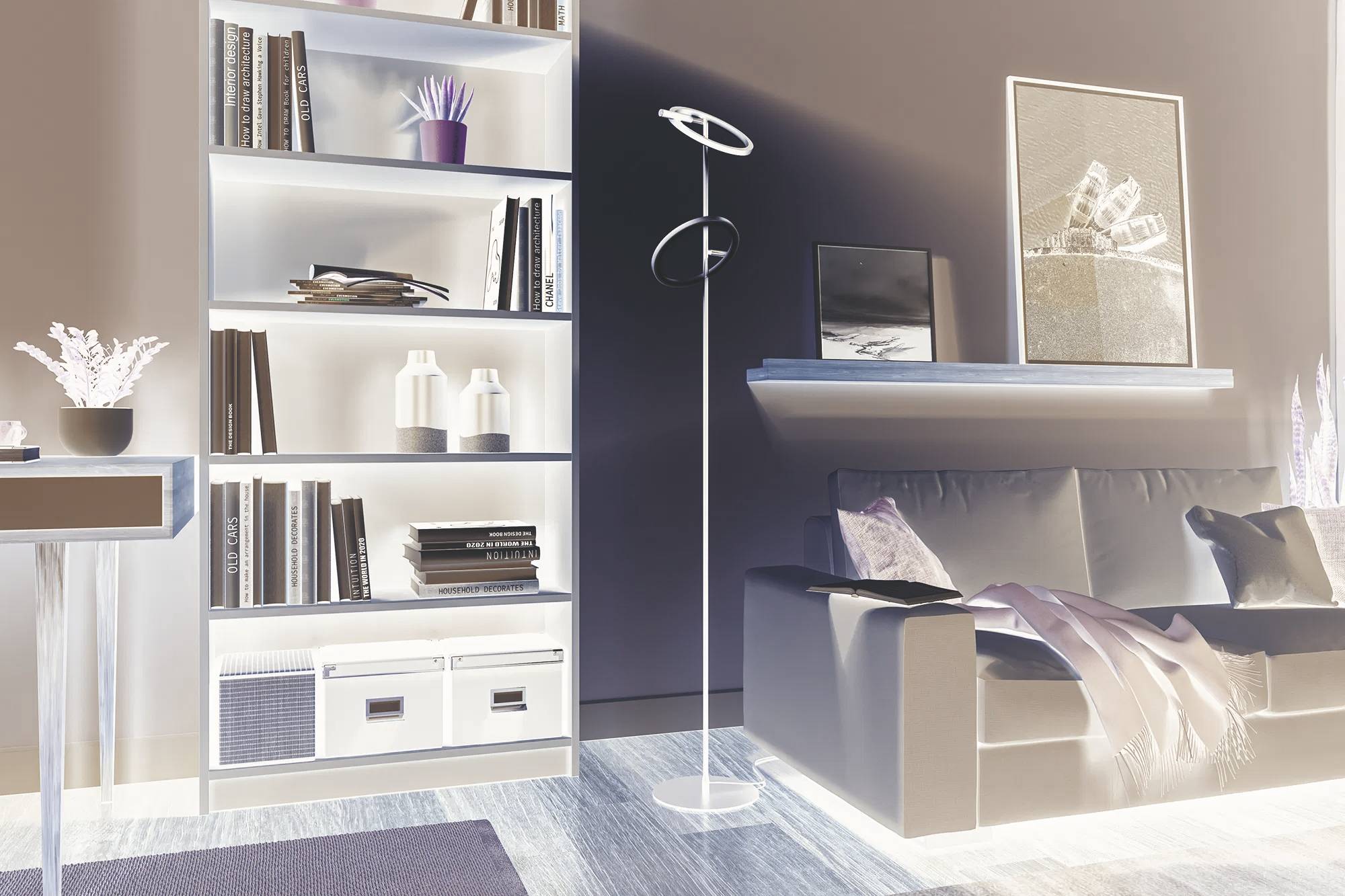 Nowoczesny salon z sofą, lampą stojącą, regałami na książki i dziełami sztuki na ścianach. Przestrzeń jest starannie zorganizowana, z stonowanymi, odwróconymi kolorami.