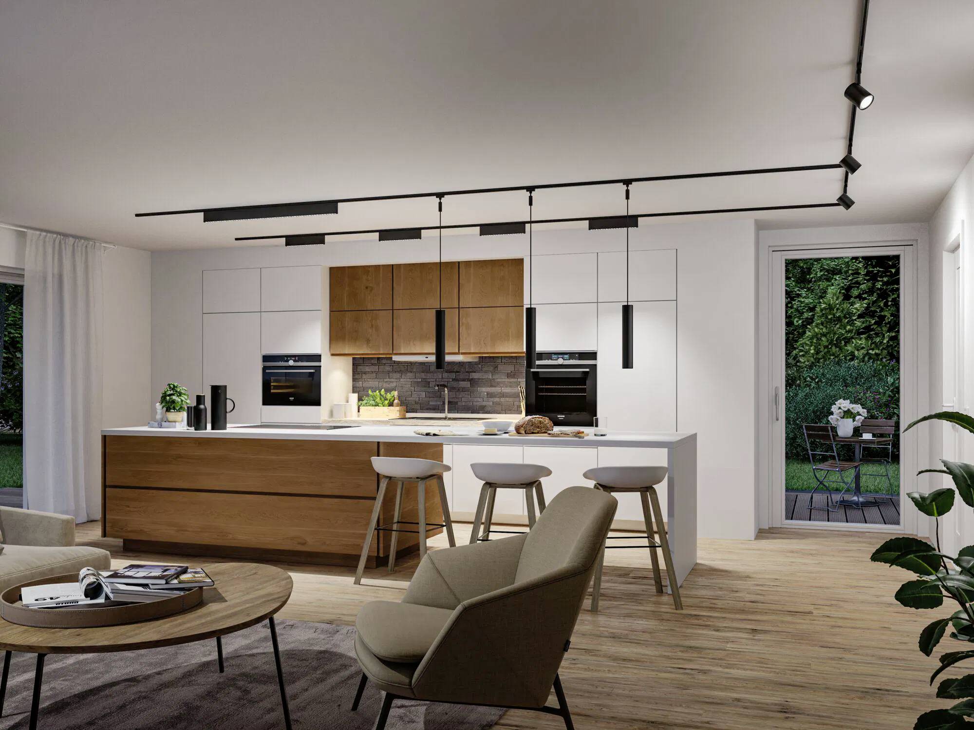 Nowoczesna kuchnia z drewnianą wyspą, białymi szafkami, stołkami barowymi i oświetleniem szynowym. Szklane drzwi prowadzą do bujnego ogrodu.