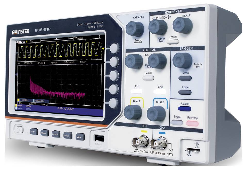 Cyfrowy oscyloskop pamięciowy wyświetlający przebieg na swoim ekranie, z różnymi pokrętłami i przyciskami do regulacji sygnałów.