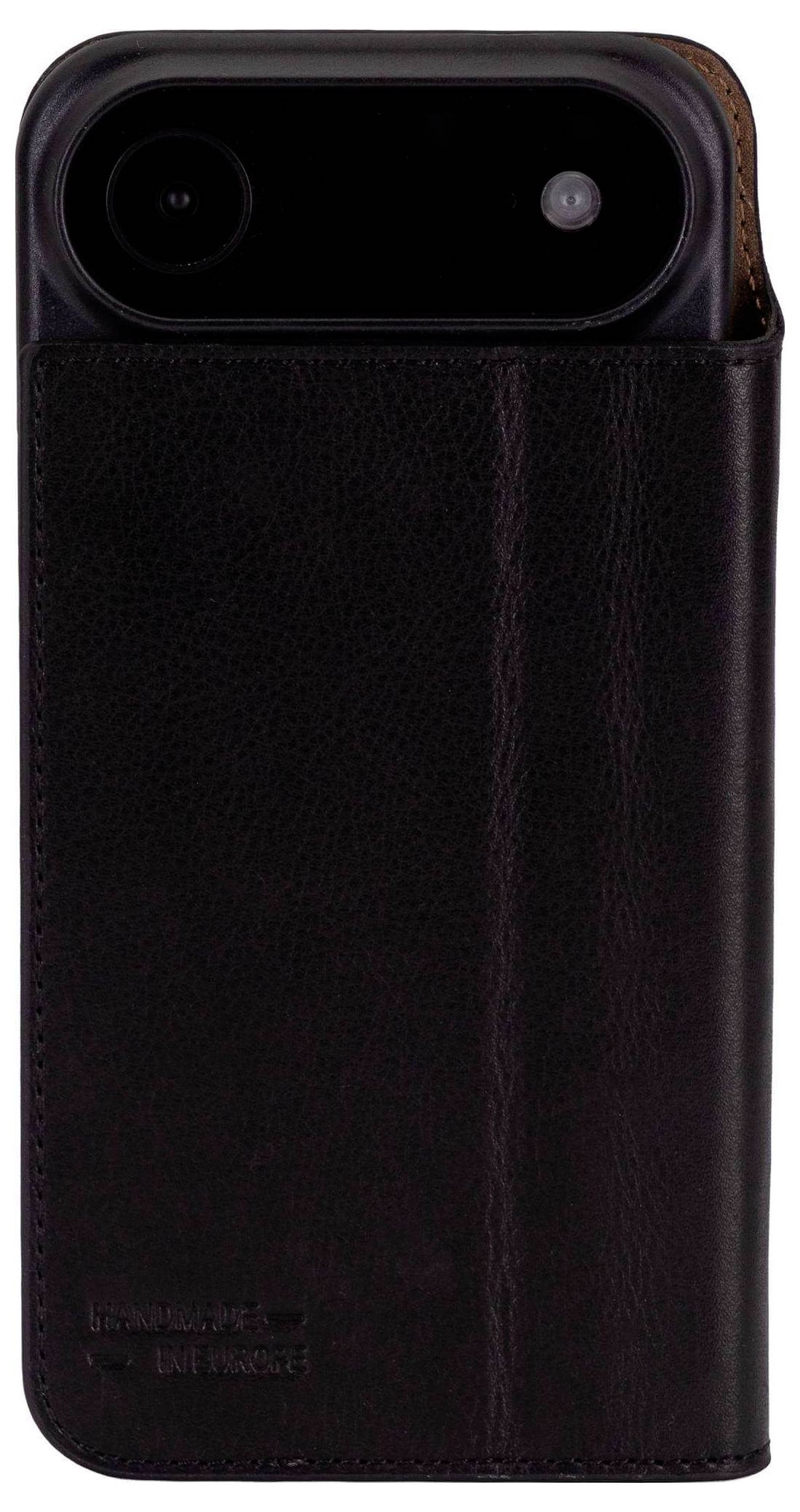 Ciemnobrązowy skórzany pokrowiec na telefon z wycięciem na aparat, z wygrawerowanym tekstem 'home+ler' oraz 'BR' w lewym dolnym rogu.