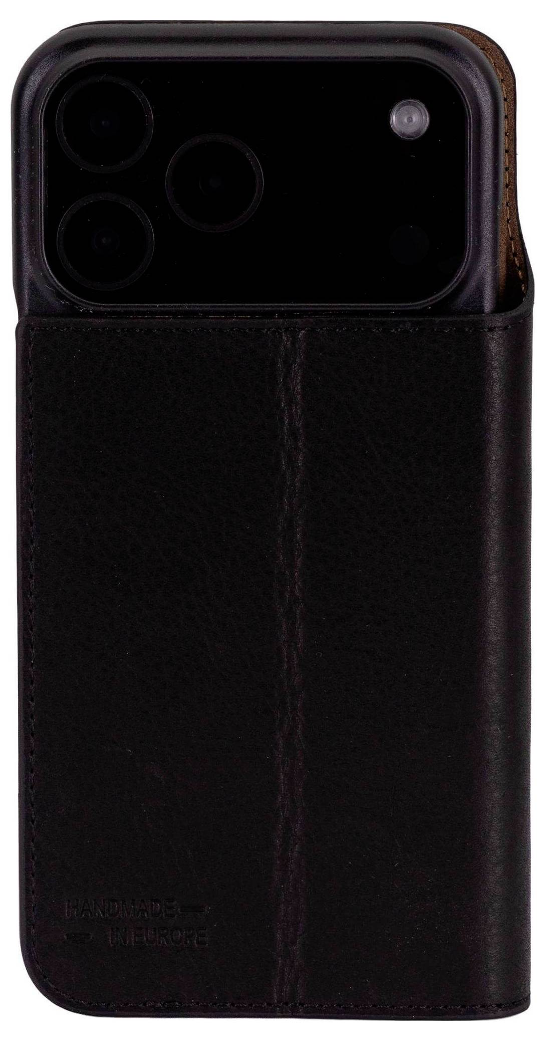 Ciemnobrązowy skórzany pokrowiec na telefon częściowo zakrywający smartfona z potrójnym systemem kamer z tyłu.