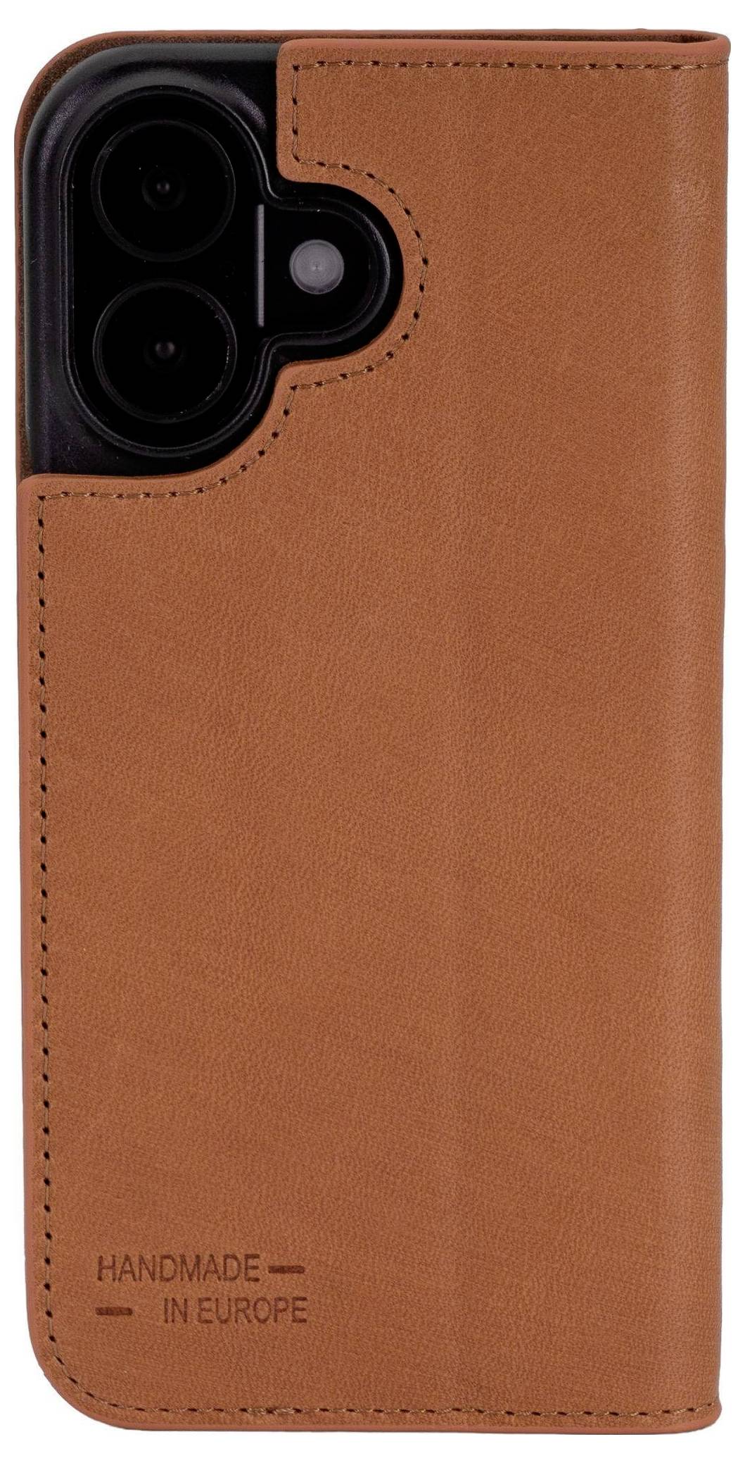 Brązowy skórzany pokrowiec na telefon zakrywa tył smartfona. Tekst 'Wykonane ręcznie w Europie' jest wytłoczony u dołu.