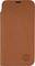 Brązowe skórzane etui na smartfona, zamknięte, z obszytymi krawędziami i subtelnym wytłoczonym logo w dolnym prawym rogu.