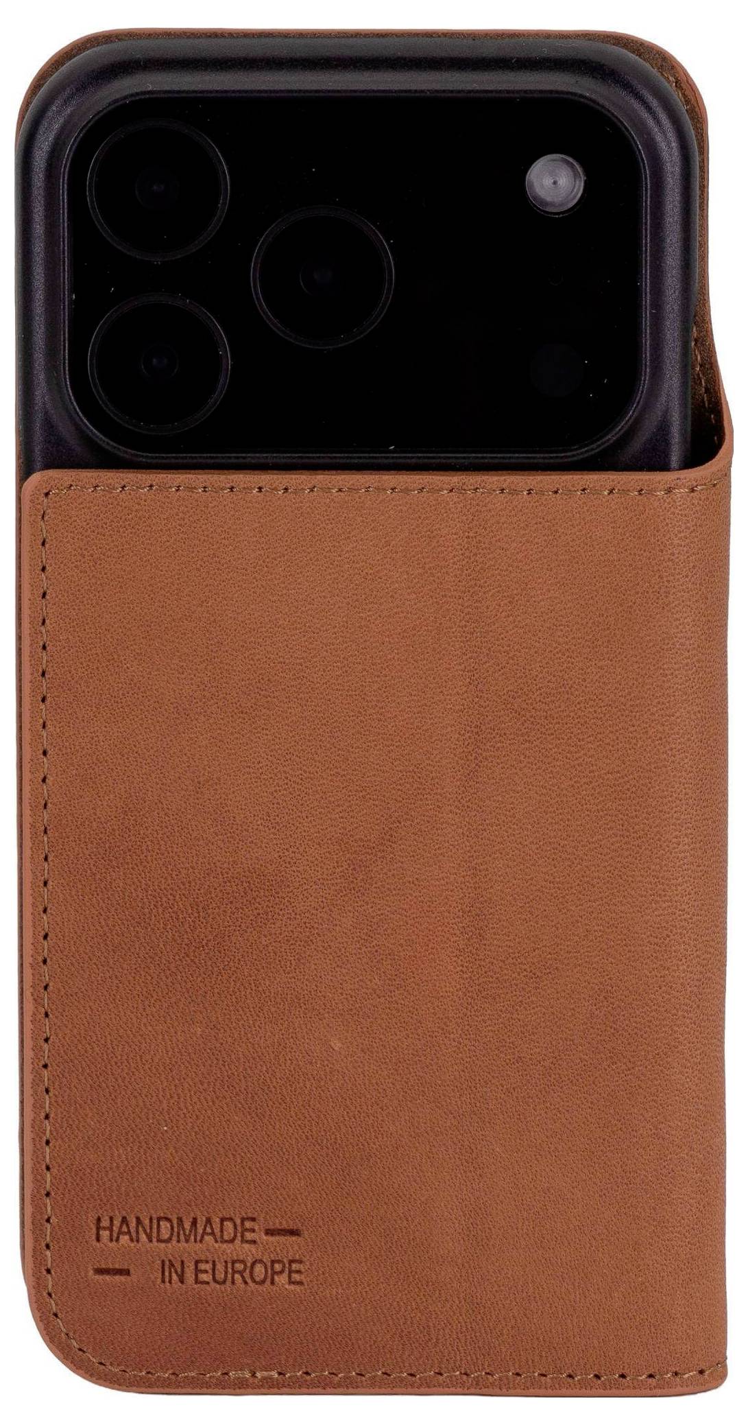 Smartfon częściowo zakryty brązową skórzaną obudową z wygrawerowanym tekstem 'Handmade in Europe' w dolnym rogu etui.