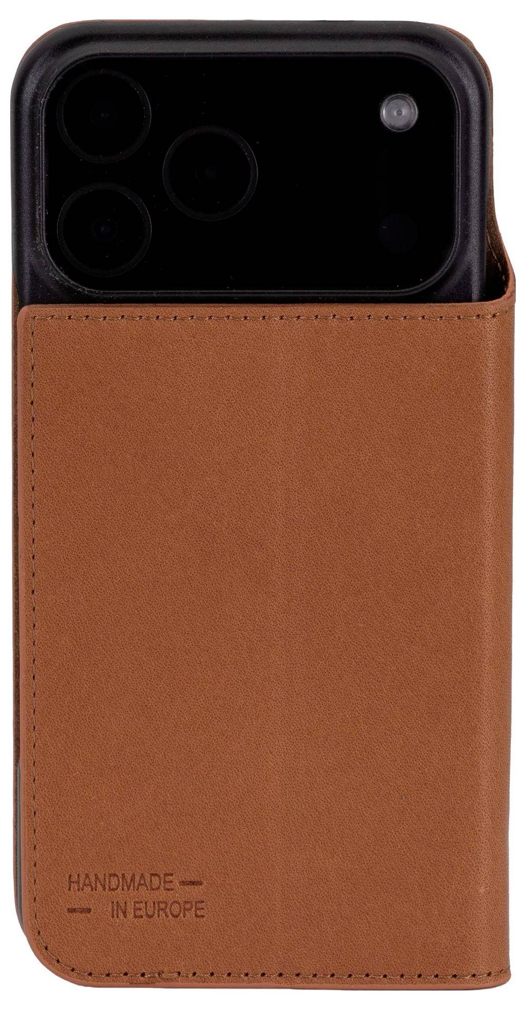 Czarny telefon częściowo umieszczony w brązowym skórzanym etui z wytłoczonym napisem 'Handmade in Europe' u dołu.