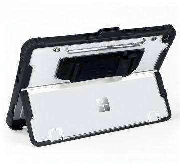 Czarno-biała obudowa na tablet z wbudowaną podstawką, ustawiona pionowo, z małym kwadratowym logo na tylnej stronie.