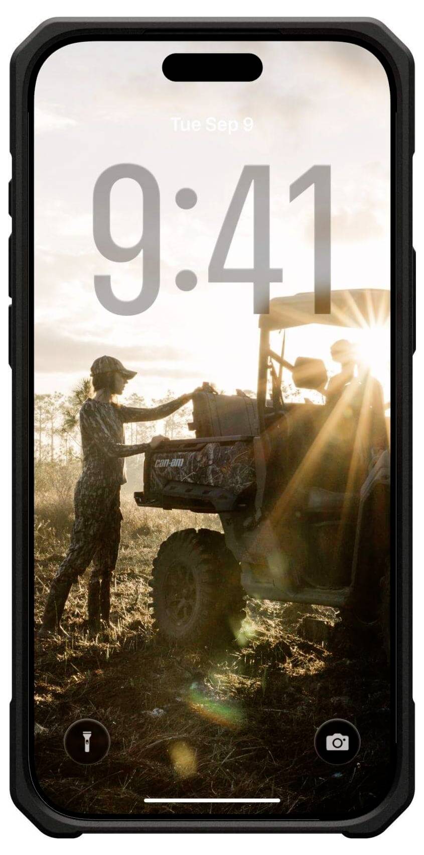Osoba stojąca obok pojazdu ATV o wschodzie słońca, sięgająca do wnętrza pojazdu. Na ekranie telefonu wyświetlana jest godzina '9:41' oraz data 'Wt, 9 wrz'.