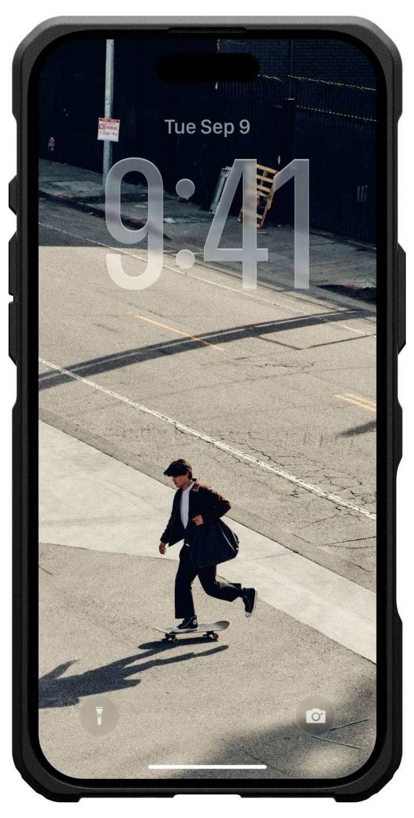 Osoba jeździ na deskorolce na miejskiej ulicy, przedstawiona na ekranie smartfona wyświetlającym godzinę '9:41' i datę 'Wt 9 wrz'.