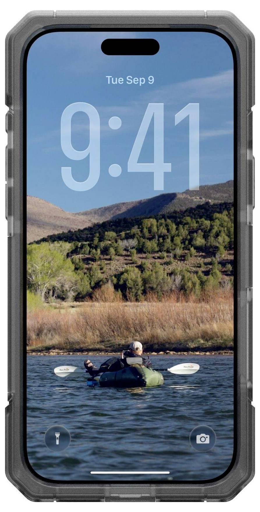 Smartfon wyświetlający ekran blokady z napisem 'Wt Wrz 9' i '9:41' nad spokojnym krajobrazem jeziora z osobą płynącą kajakiem.