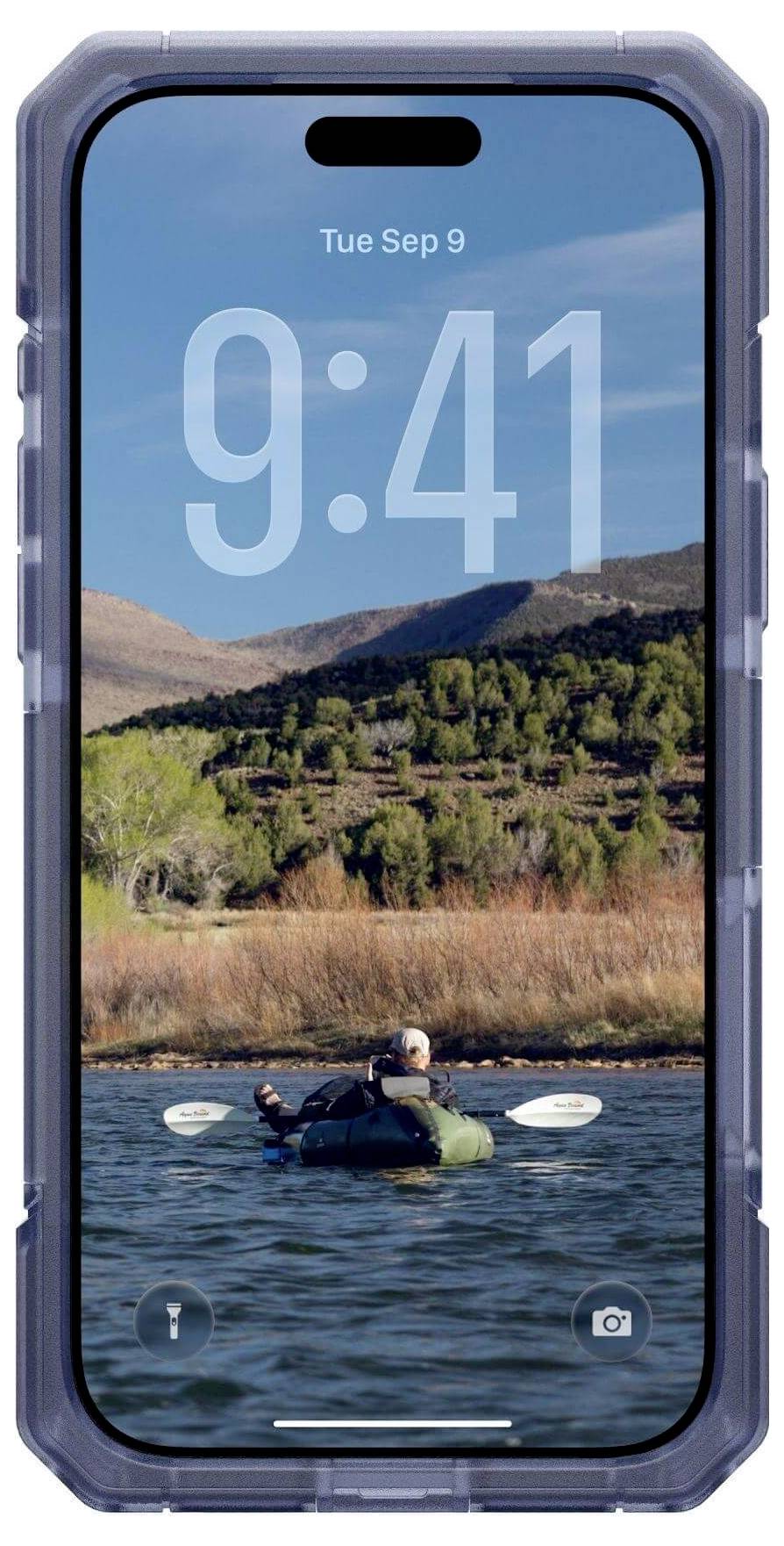 Ekran smartfona wyświetlający zablokowany ekran z godziną '9:41' oraz datą 'Wt 9 wrz'. Tapeta w tle przedstawia osobę pływającą kajakiem po jeziorze.