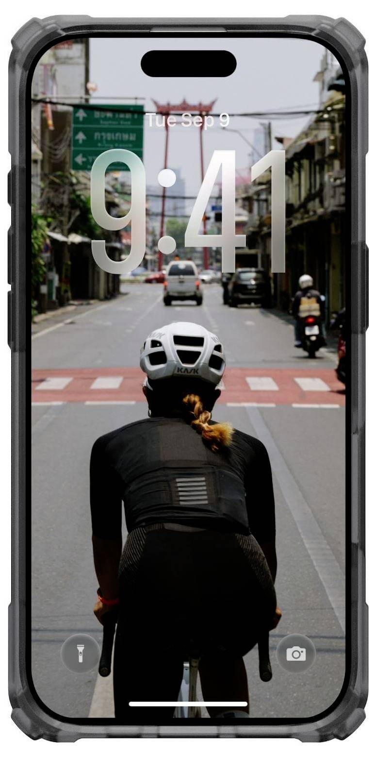 Na smartfonie wyświetlany jest tapeta przedstawiająca rowerzystę na miejskiej ulicy, odwróconego plecami, w kasku. Godzina wskazuje 9:41 we wtorek, 9 września.