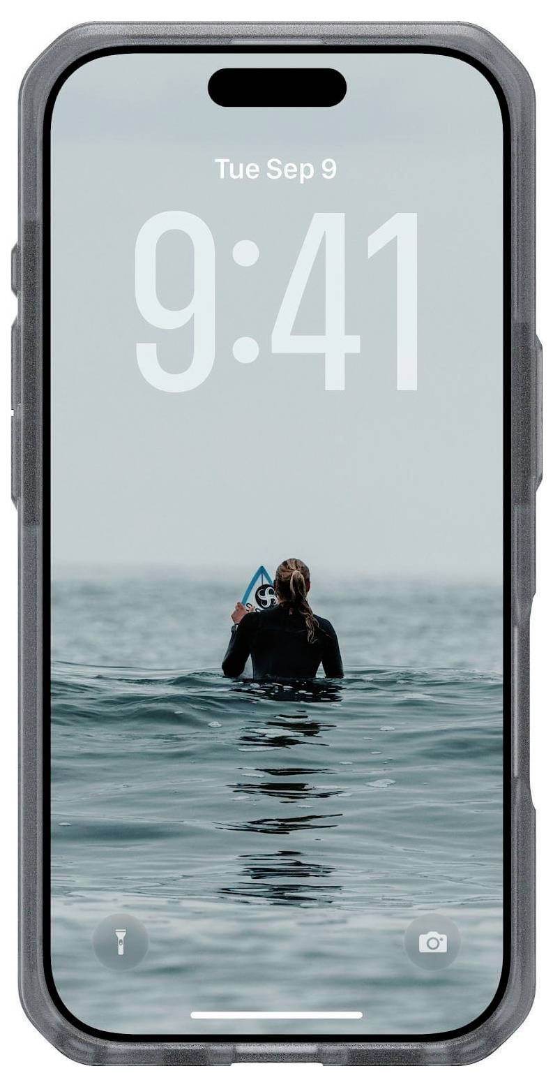 Osoba surfuje w oceanie, widziana od tyłu, trzymająca deskę surfingową. Na ekranie smartfona wyświetlana jest godzina '9:41' oraz data 'Wt Wrz 9'.