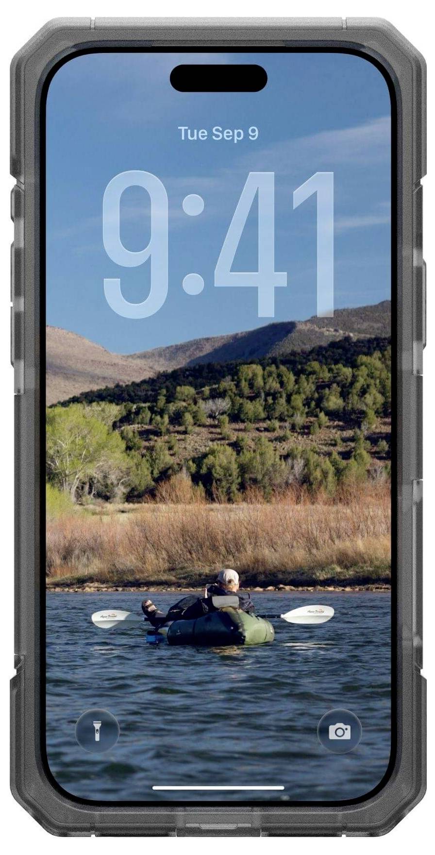 Osoba pływająca kajakiem na jeziorze, z górami w tle, wyświetlana na ekranie smartfona, który pokazuje godzinę 9:41 we wtorek, 9 września.