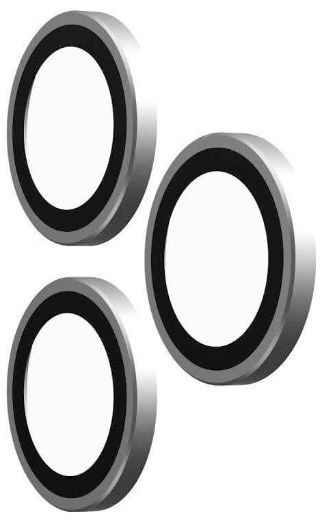 Trzy metalowe pierścienie, każdy z białym środkiem, ułożone w formacji trójkąta na gładkim tle.