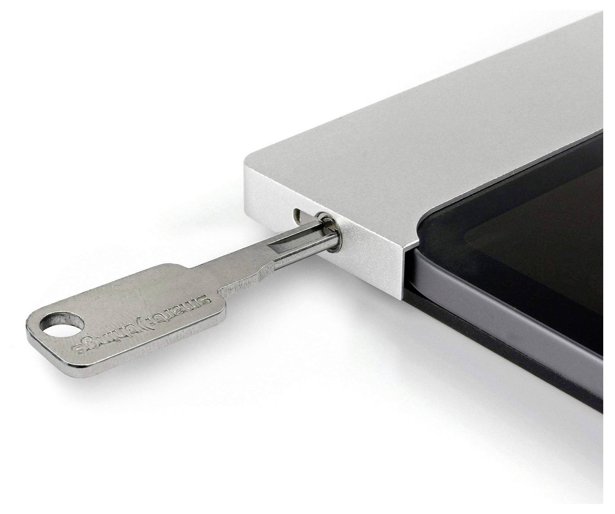 Klucz włożony do gniazda zabezpieczającego w laptopie, prezentujący mechanizm blokady mający na celu zapobieganie kradzieży lub nieautoryzowanemu usunięciu urządzenia.