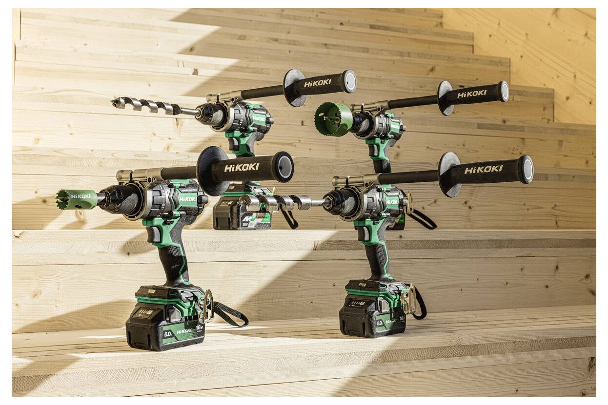 Trzy wiertarki bezprzewodowe Hikoki z wiertłami świdrowym i dodatkowymi uchwytami są wystawione na drewnianych schodach, prezentując ich design i funkcje.