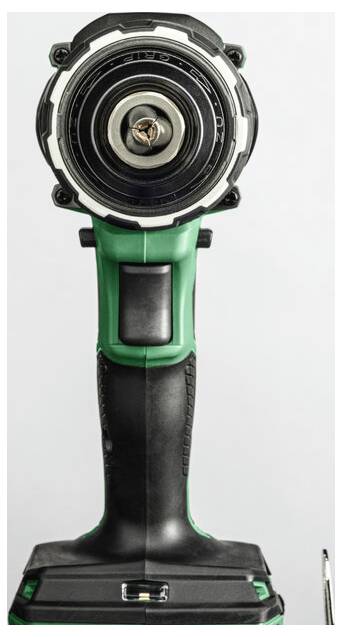 Zielona wiertarka elektryczna stoi pionowo na pustym tle, z uchwytem skierowanym do przodu, prezentując ergonomiczny uchwyt narzędzia.