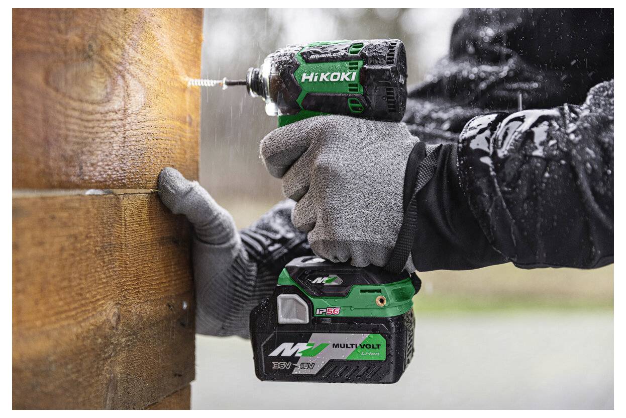 Osoba używająca wiertarki akumulatorowej HiKOKI do wiercenia w drewnie, prezentująca ergonomiczną budowę narzędzia i rozmieszczenie akumulatora umożliwiające skuteczne trzymanie.
