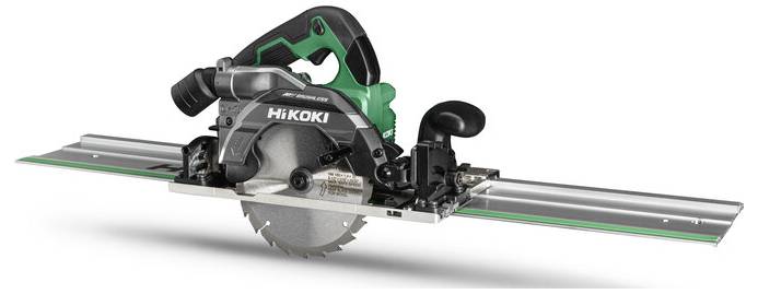 'Piła HiKOKI z zielono-czarną rękojeścią i okrągłą tarczą tnącą, zamontowana na metalowej szynie prowadzącej do precyzyjnego cięcia.'