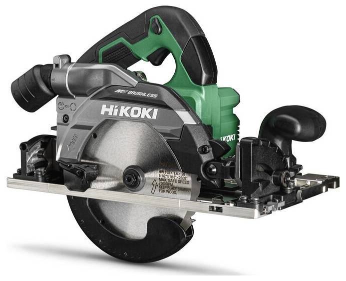 Zielona i czarna piła tarczowa HiKOKI z uchwytem bocznym, przeznaczona do cięcia drewna, wyposażona w regulowaną podstawę zapewniającą precyzję cięcia.