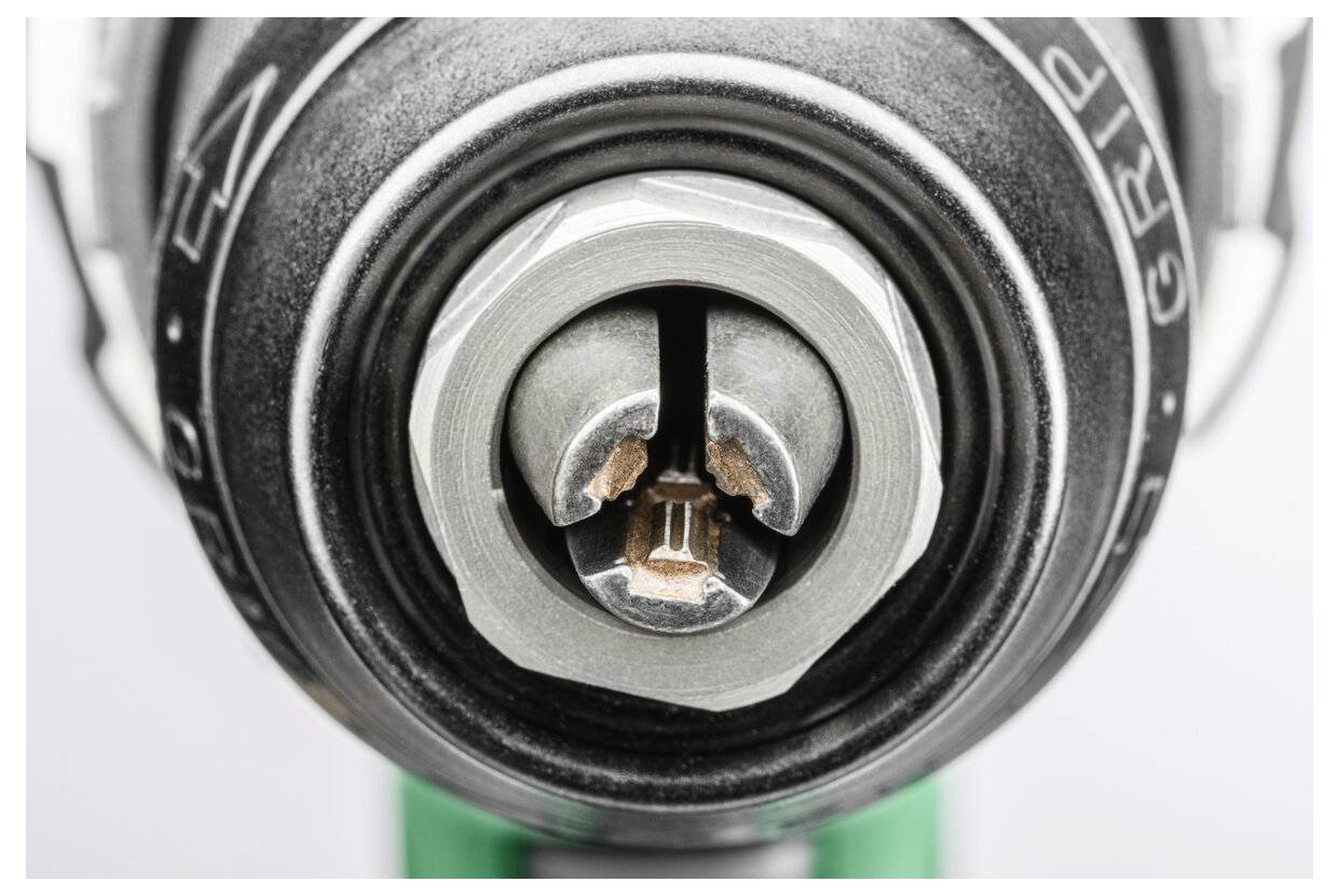 Zbliżenie głowicy wkrętaka krzyżowego Phillips'a, pokazujące znaczne zużycie i lekką rdzę, świadczące o intensywnym użytkowaniu lub upływie czasu.