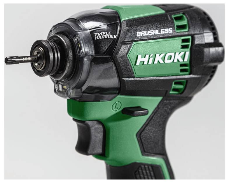 Zielono-czarna wiertarka bezszczotkowa HiKOKI z napisem 'Triple Hammer', prezentująca wiertło zamocowane w narzędziu.