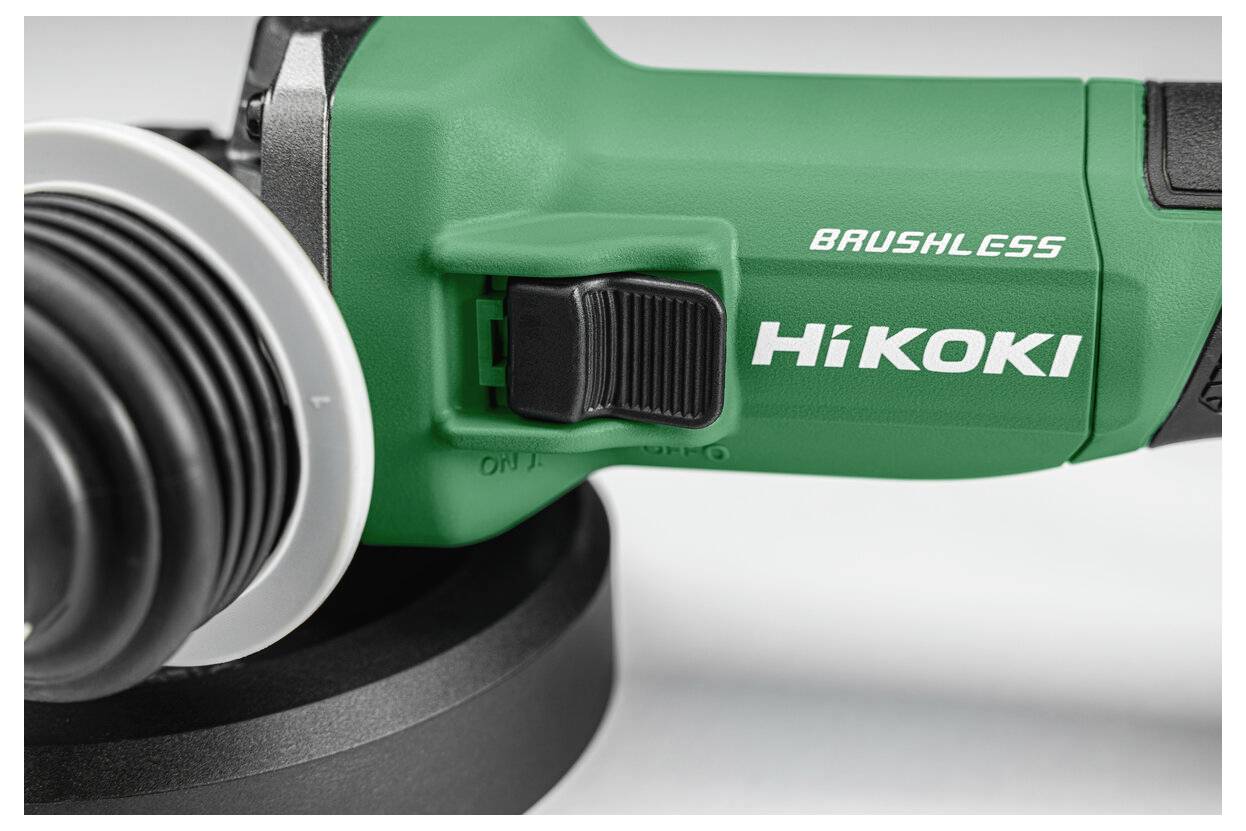 Zielone narzędzie bezprzewodowe HiKOKI z silnikiem bezszczotkowym, prawdopodobnie szlifierka, przedstawione z widokiem z boku, z wyróżnioną nazwą marki i włącznikiem.