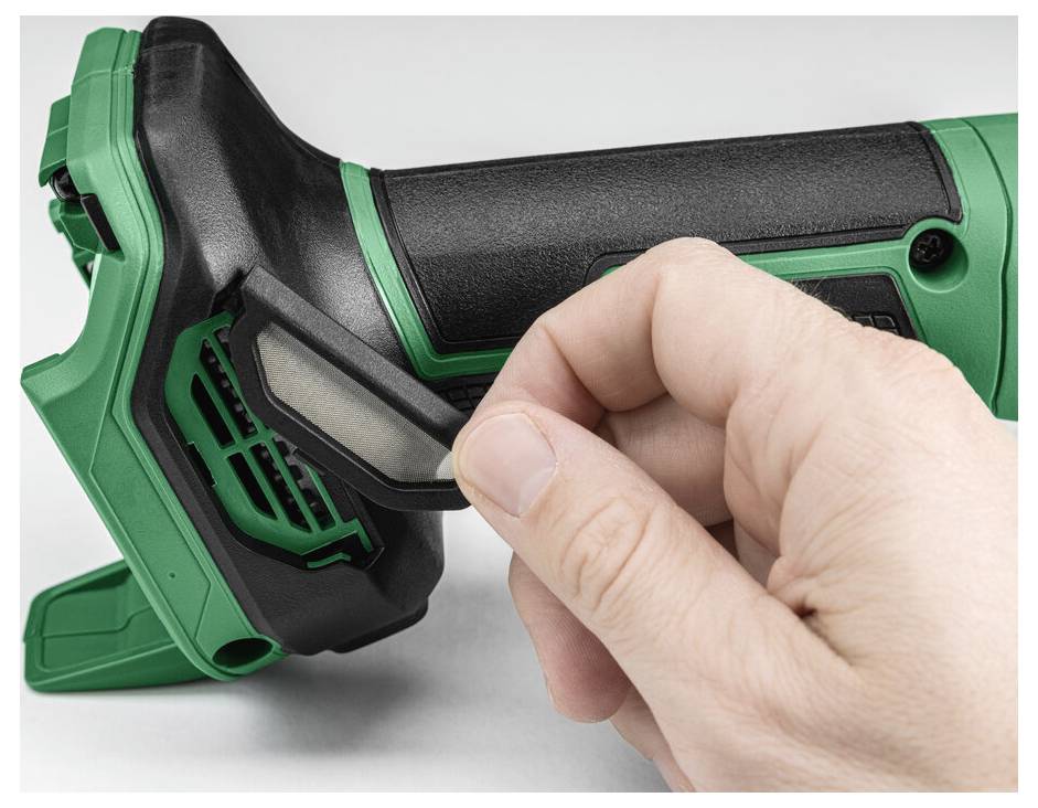 Dłoń wkłada baterię do zielonego i czarnego narzędzia elektrycznego, prezentując sposób wymiany lub instalacji komponentu zasilającego.