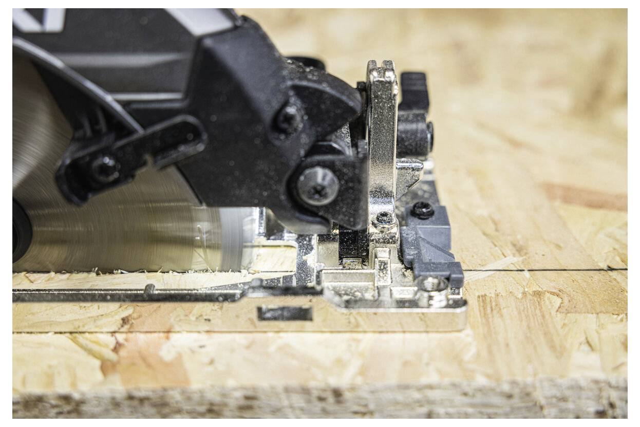 Piła tarczowa przecina kawałek drewna, podkreślając precyzyjne rzemiosło i strukturę powierzchni drewna.